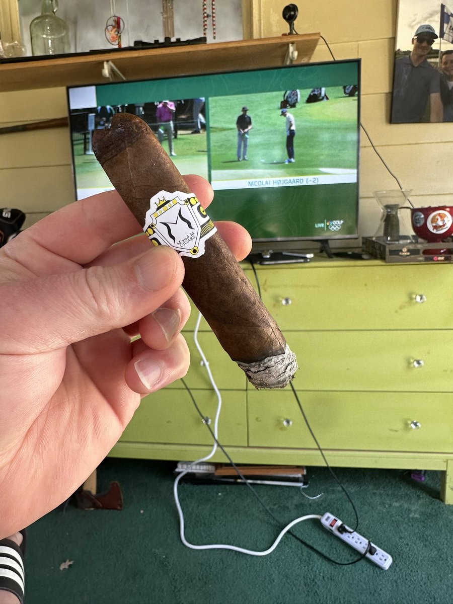 The ash finally dropped on the Tapouru from @mandmcigarco. Another absolute dandy from Mike and Marcel. These guys don’t miss! #cigars #botl #sotl