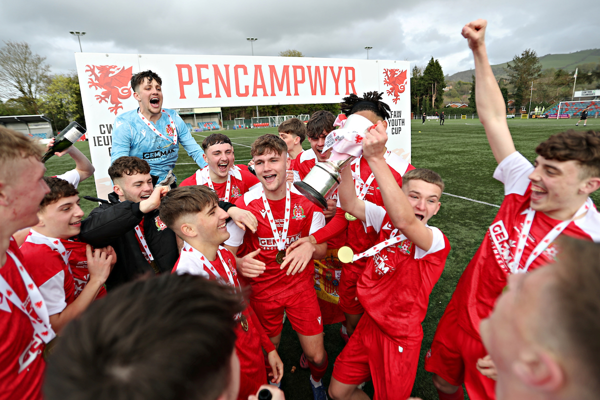 FAWales's tweet photo. Llongyfarchiadau @bflafc / @bflacademy! 👏

Briton Ferry Llansawel have won the FAW Youth Cup following a 6-2 victory over Barry Town United in Newtown. 

#FAWYouthCup https://t.co/xO63XrRY2K