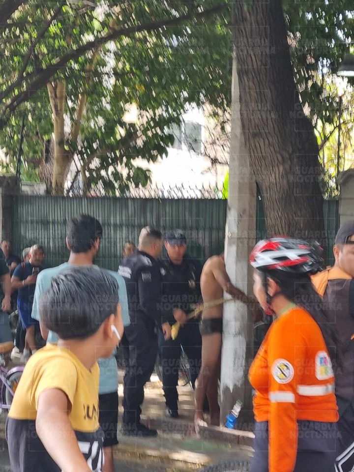 GNocturnaMX's tweet photo. Un hombre fue amarrado y despojado de su ropa sobre la avenida Vallarta y Progreso, en la colonia Americana de Guadalajara.
Al arribo de los oficiales, se informó que el sujeto presuntamente robó una bicicleta, motivo por el cual lo amarraron a un poste, le quitaron su ropa y lo golpearon.

#GuardiaNocturna