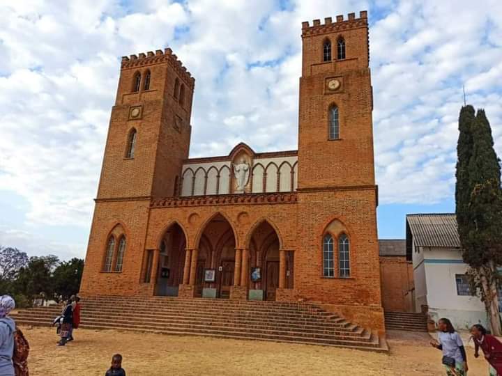 Mkuu, Cathedral ya Iringa Haifanani na Hii ya Mbeya. Cathedral (Kanisa Kuu) jimbo la Iringa ni lile la kihesa (Frame ya kwanza) Hili la Mbeya Kwa upande wa Iringa , Linafanana na Tosamaganga na Mshindo Parish, Architecture styles zinafanana. Tosamaga iliwahi kuwa Cathedral…