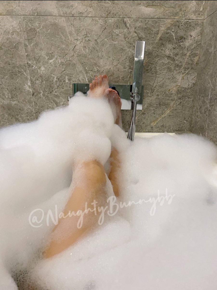 呢幾個月既情緒都大起大落唔係咁穩定🎢🚨 個腦不停咁轉，負能量正能量互相角力… … 不變的道理是 ～ 世界上每一個人都可以隨時離開，唯一唔會捨棄自己既就係自己🌺 

#OL #走光 #長腿 #黑絲 #港女 #腿控 #淫女hk #任性 #性感 #鎖骨 #腳膠 #腳趾 #強制高潮 #樹窿