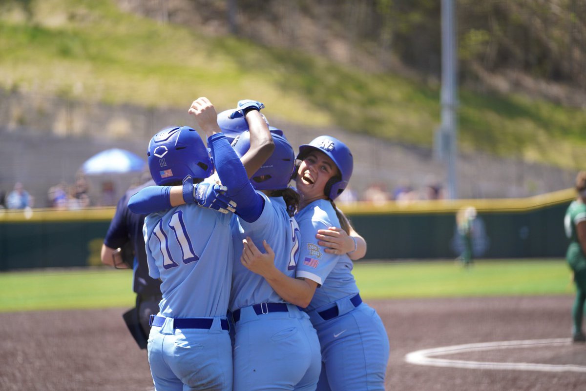 Very big fans of this moment 💙 @sophiemooooney #HawkEm x #SeniorDay