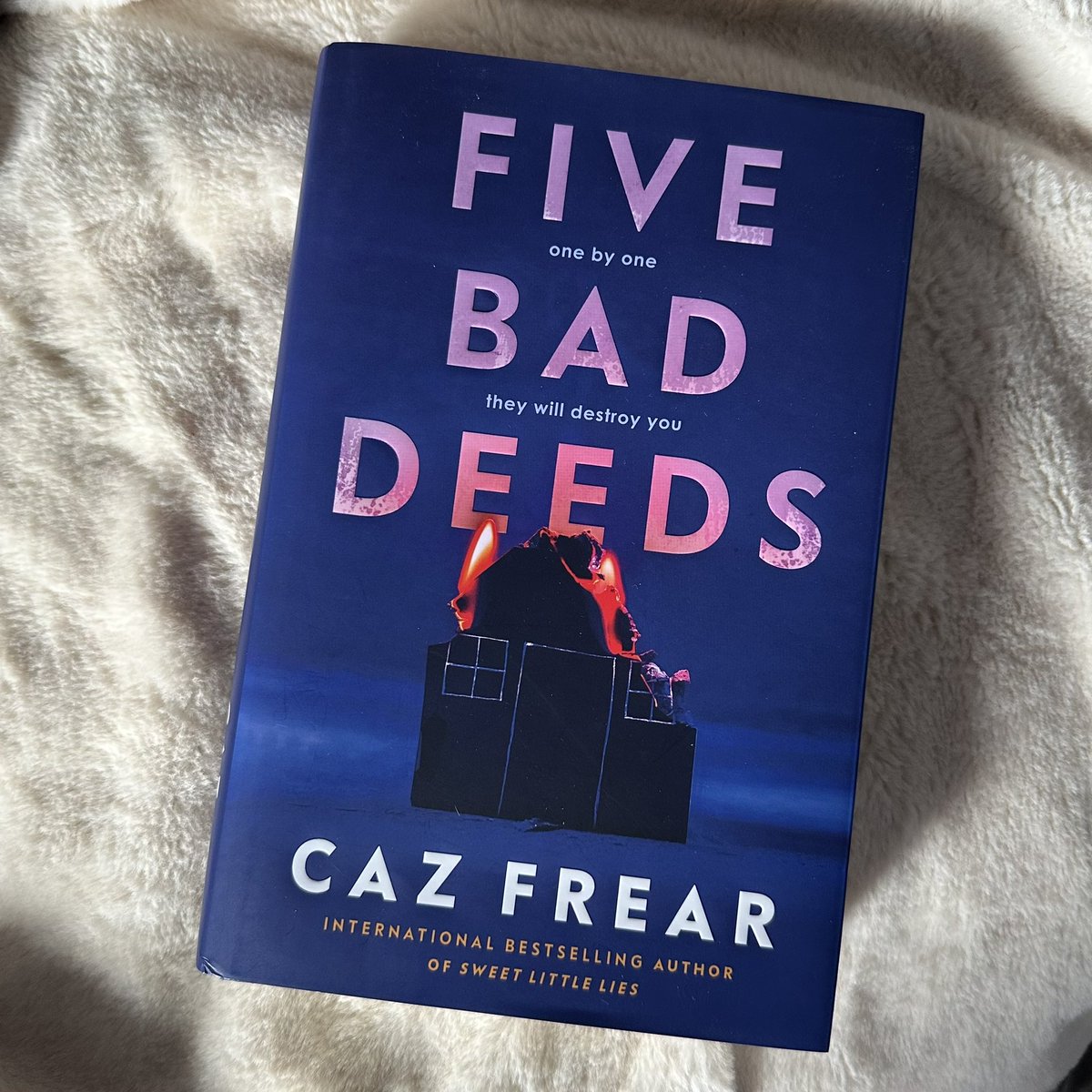 🚨 #GIVEAWAY 🚨 To celebrate #publicationweek for #FiveBadDeeds by @CazziF here’s your chance to win a copy! To enter: ⭐️Follow me ⭐️Like ⭐️Retweet 🤞Good Luck! UK only, ends 19/4. Enter here & on Insta (link in bio) to double your chances! #bookgiveaway #booktwitter