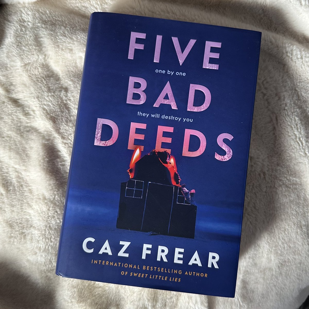 🚨 #GIVEAWAY 🚨

To celebrate #publicationweek for #FiveBadDeeds by <a href="/CazziF/">Caz Frear</a> here’s your chance to win a copy!

To enter:
⭐️Follow me
⭐️Like 
⭐️Retweet

🤞Good Luck!

UK only, ends 19/4. Enter here &amp; on Insta (link in bio) to double your chances! 

#bookgiveaway #booktwitter