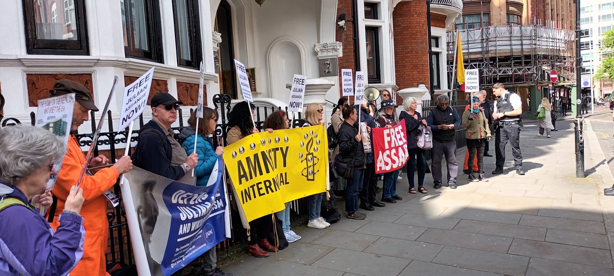 This morning outside the Ecuadorean Embassy in London marking the 5th Anniversary of the #WikiLeaks publisher violent arrest and imprisonment #FreeJulianAssange