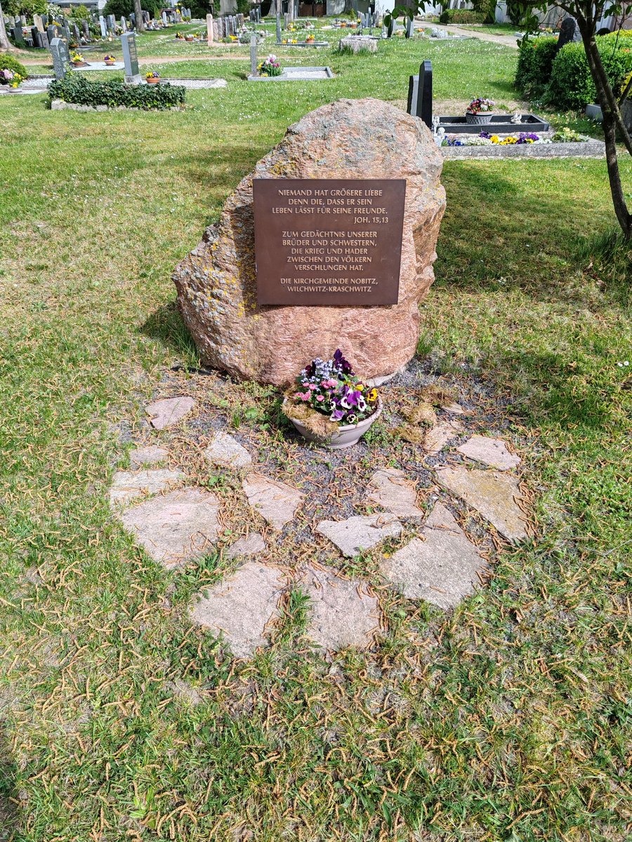 klebefrei's tweet photo. Heute gedachten wir, die #DeutschRussischenSeelen, den 66 umgebetteten sowjetischen #Kriegsopfern auf dem Friedhof #Nobitz in der Nähe des #Leinawald's, in dessen Erde die Toten ihre erste Ruhe fanden. Auch war es heute so, dass wir gemeinsam mit dem Bürgermeister von Nobitz, Herrn Läbe, gedachten und niederlegten.
Vielen Dank für den gemeinsamen Moment.
Auch waren wir anschließend an der Gedenkstätte zweier sowjetischer #Helden, welche am 19.10.1966 durch einen #Flugzeugabsturz ihr Leben für die Zivilbevölkerung des deutschen Dorfes Syhra opferten! Sie überflogen damals mit ihrer #MIG21 U während eines Lehrfluges Syhra. Aufgrund eines Feuers im Triebwerk verloren sie an Höhe. Sie erkannten, dass der Absturz unumgänglich war, bestätigten jedoch aufgrund des Dorfes Syhra keine Rettungssysteme um ihr Überleben zu sichern!
Ewige Erinnerung an
Oberst Viktor Nikolajewitsch Schandakow
sowie
Major Juri Aleksejewitsch Wladimirow!
🌹🌹🌹🌹🌹🌹🌹🌹🌹🌹🌹🌹🌹🌹
#DeutschRussischeSeelen
"GEMEINSAM - STARK - VERBUNDEN"
Folgt uns: https://t.co/JSM9puay5K