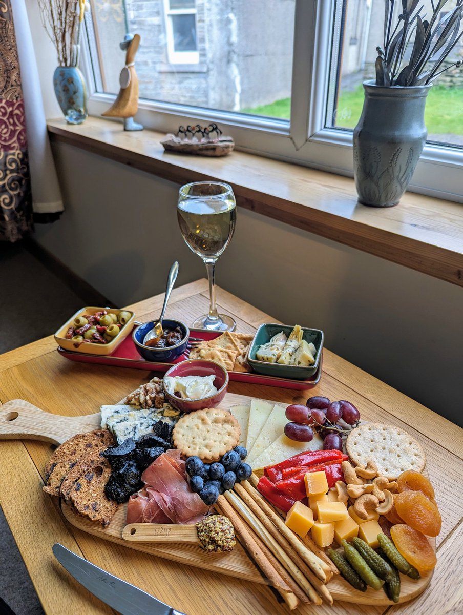 After a couple of weeks ill & away, it's back! The Sunday cheeseboard of positivity! Manchego, Gouda and a soft blue. Ready to face the new term (I think) 🧀🍷