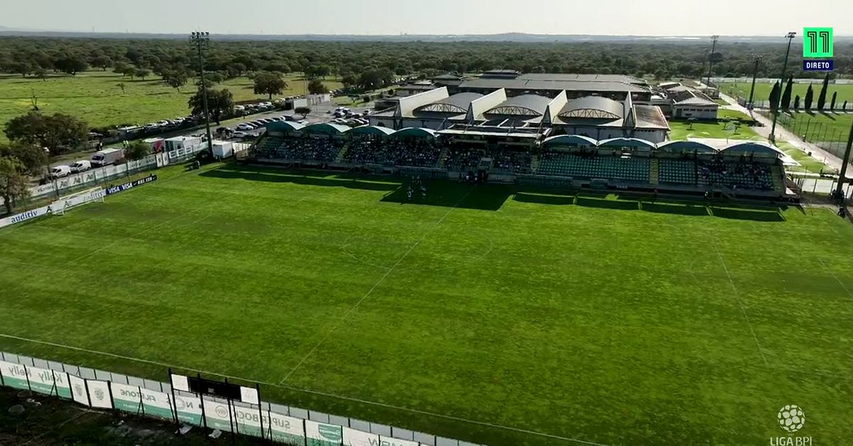 Não permitir a entrada de benfiquistas para apresentar este cenário desolador (nem meia casa). Todos os elogios ao papel do Benfica no crescimento do futebol feminino são justos, falta coragem para denunciar o mau serviço que o Sporting tem prestado ao fut. feminino.