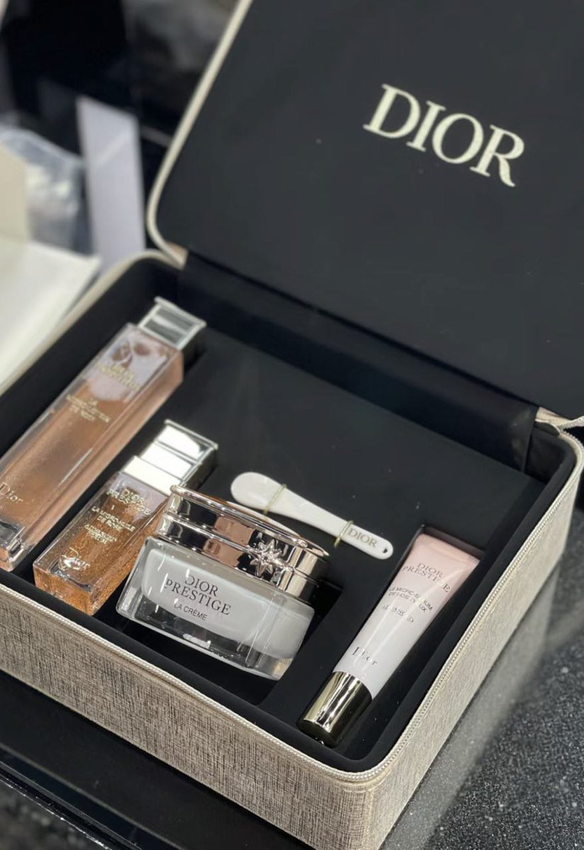 Perfume is the unseen, unforgettable, ultimate accessory of fashion. It heralds your arrival and prolongs your departure😊☺️