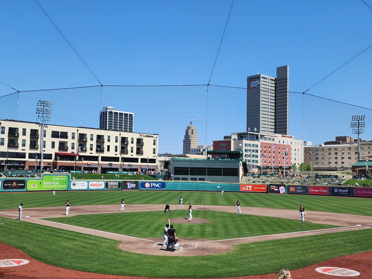 BZ13168's tweet photo. Back to one of our happy places with the best bonus of seeing our favorite middle child at work! @TinCaps ❤️💚🍎⚾️ https://t.co/IWpbOkzsrx