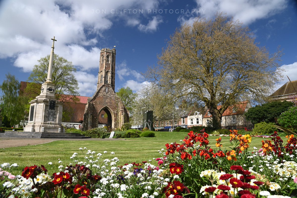 What a beautiful day for a photo walk in King's Lynn. Lots to photograph and history around every corner. A massive thank you to Ruth, Emily, Emma and Tim for bringing their own sunshine and making the walk an enjoyable one ☀️