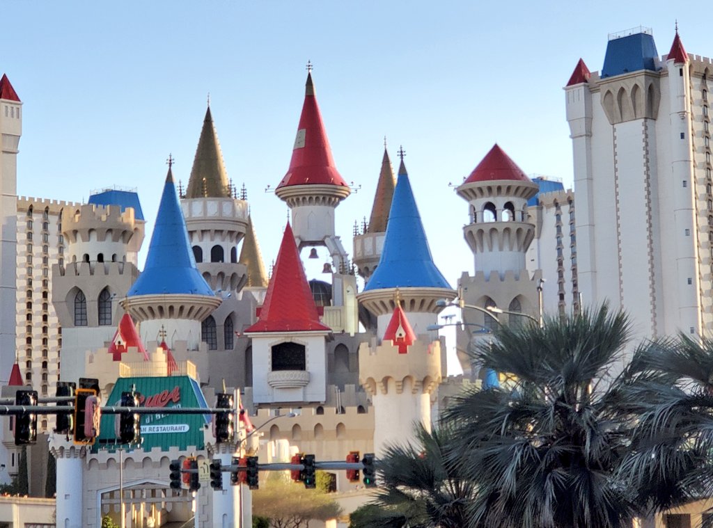 dramatic_comet's tweet image. Happy Sunday! Wishing you all the best, most relaxing vibes from Vegas. #PositiveVibes