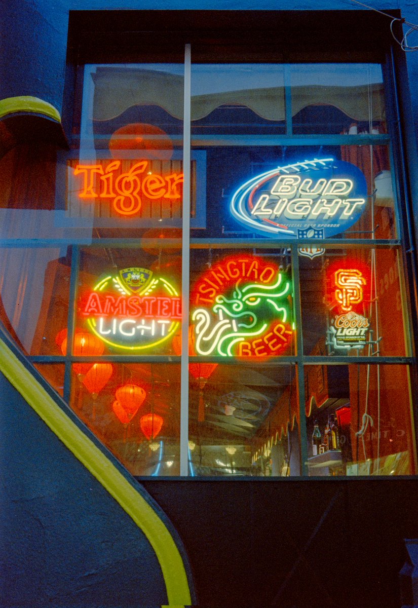 RFDilla07's tweet image. "City Lights."
📷 Nikon F100
🎞️ CineStill 800T
🧪 CineStill C-41 

CineStill 800T is a niche film stock. Red and white lights give off halation (light bloom) in images. More for fun/artistry shooting. Lol #HomeDeveloping