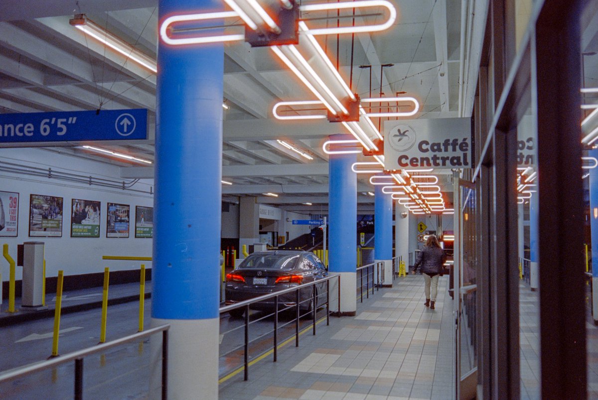 RFDilla07's tweet image. "City Lights."
📷 Nikon F100
🎞️ CineStill 800T
🧪 CineStill C-41 

CineStill 800T is a niche film stock. Red and white lights give off halation (light bloom) in images. More for fun/artistry shooting. Lol #HomeDeveloping