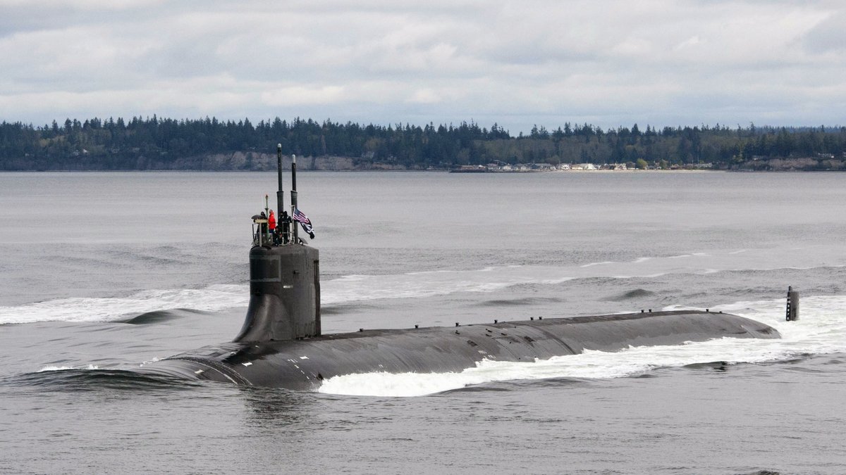 🏴‍☠️#OTD in 2017: Seawolf-class submarine USS Jimmy Carter (SSN 23) in the Hood Canal headed to Bangor after a successful mission, flying the Jolly Roger.
 #USNavy #SUBPAC #SUBDEVRON5 
#SilentService #SubSunday