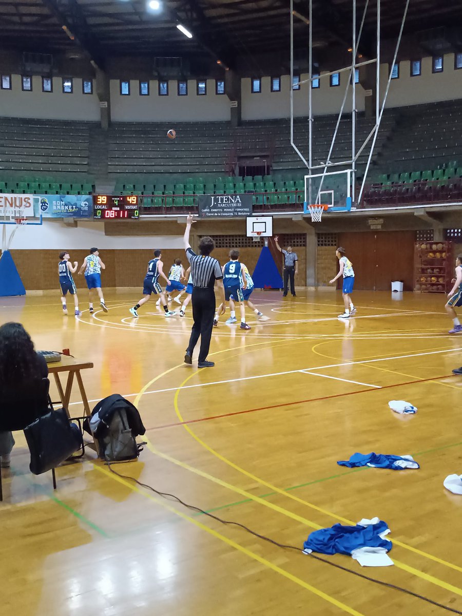 AESANTANDREUNAT's tweet photo. A Ausiàs, el Júnior Interterritorial juga contra @UEHorta. Som-hi SAN!!! #socblau #socSAN https://t.co/B3v3DoLAJT