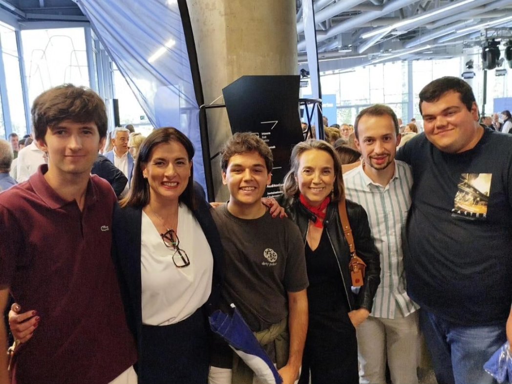 Hoy hemos arropado al candidato a lehendakari por el PP vasco, @JavierDeAndres_, en un mitin en Bilbao. Los jóvenes seguiremos luchando por garantizar nuestro futuro, lejos de nacionalismos y de populismos baratos. Una vez más, al pie del cañón. Por una #EuskadiAbierta 💙