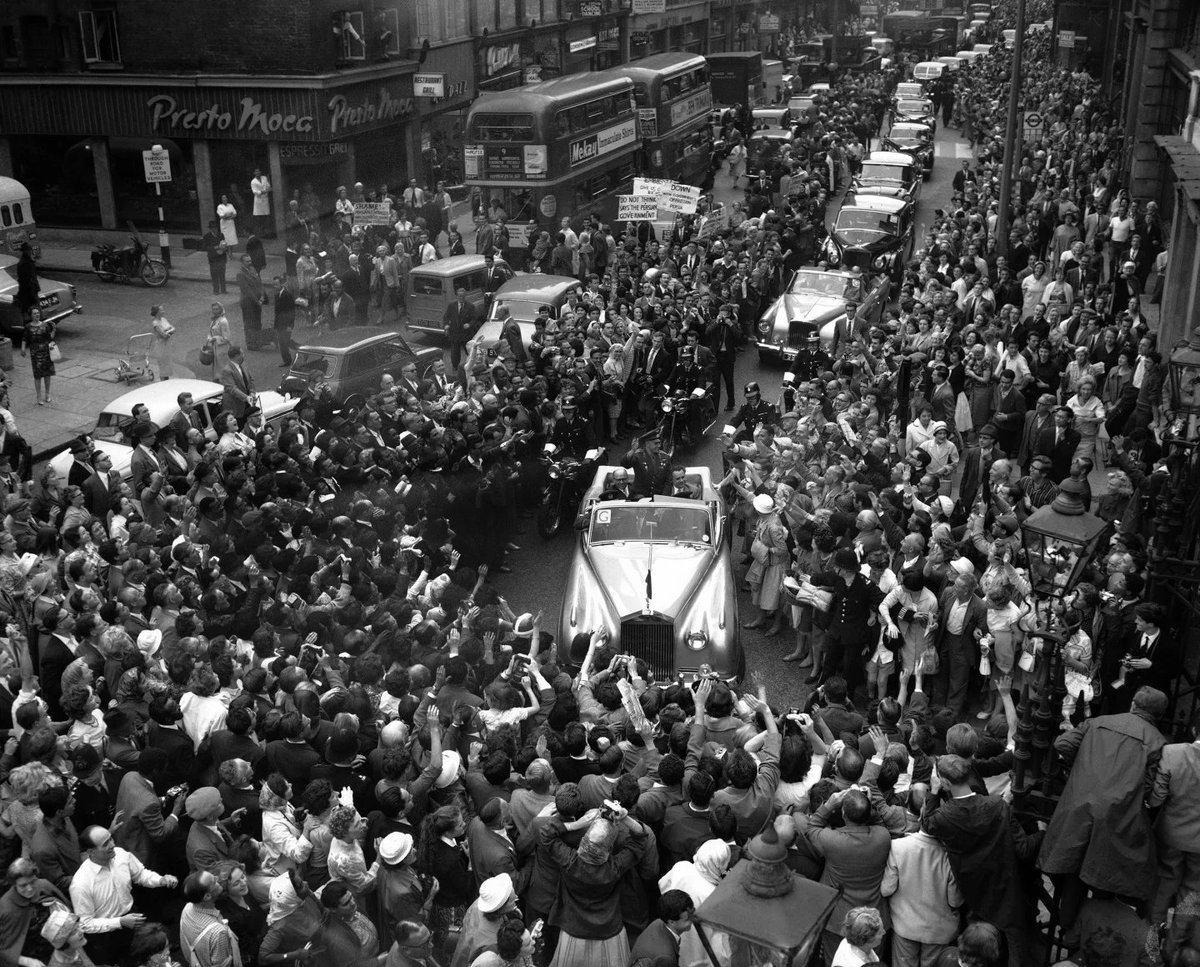 EL HOMBRE QUE DEMOSTRÓ LO QUE ERA POSIBLE En 1961 una multitud en Londres se congrega alrededor de un hombre. No, no es un ídolo pop de moda o un carismático político. Unos meses antes, en abril de 1961, Yuri Gagarin se convirtió en el primer ser humano en el espacio. Un🧵👇