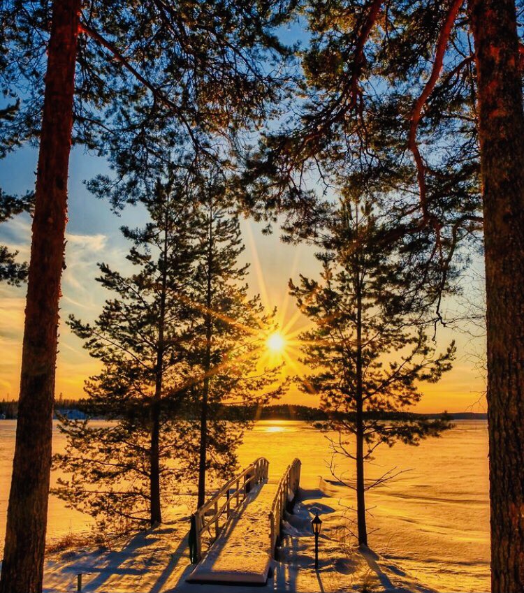April sunset by the lake 🇫🇮 Peaceful evening dear friends 🧡💫 #finland #naturephoto #teemu_hannes_aho