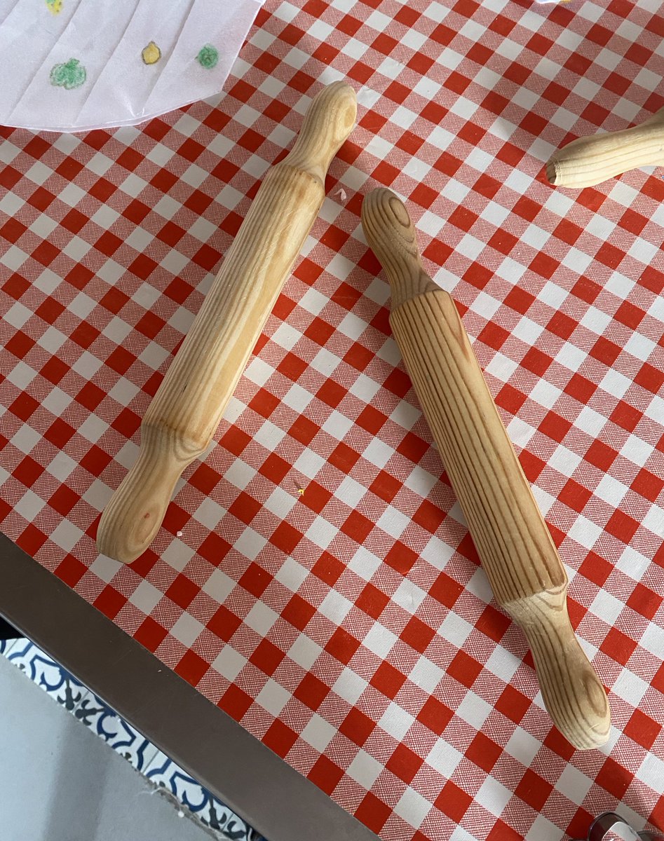 GeoAndres_UMA's tweet photo. También encontré estos rodillos congruentes👨🏽‍🍳
#didgeometria3E 
#geometriapracticum3E 
#semejanzas3E https://t.co/m0XKfVqspg