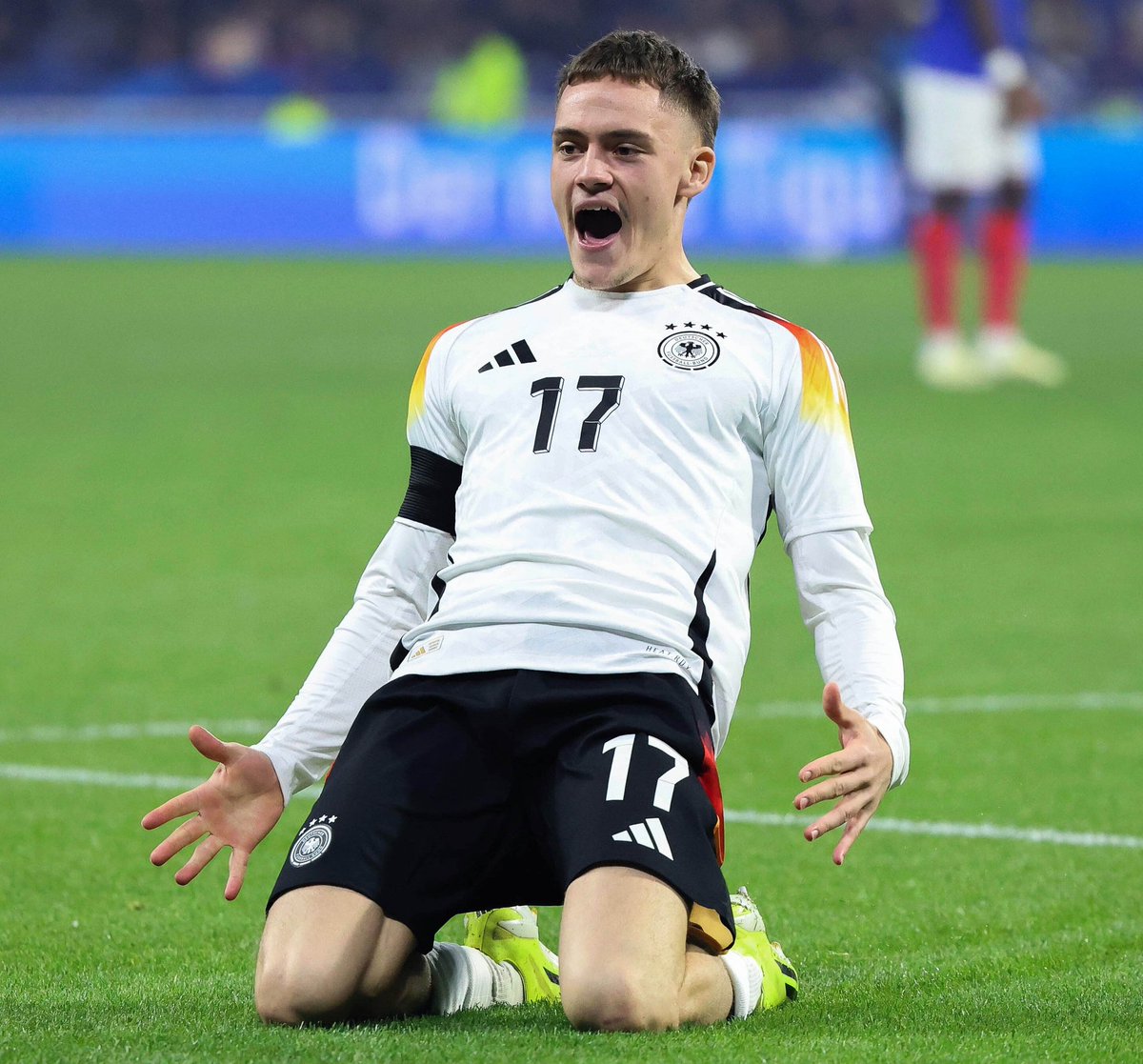 erik 🖤💛 ein Tannenzapfen tweet media