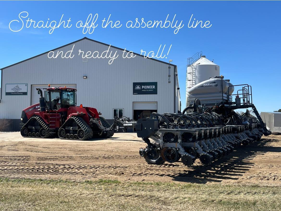 Pretty sweet bean rig leaving the yard! Decked out <a href="/Harvest_Int_Mfg/">Harvest International</a> Series 2 bar with <a href="/PrecisionPlant/">Precision Planting</a>!