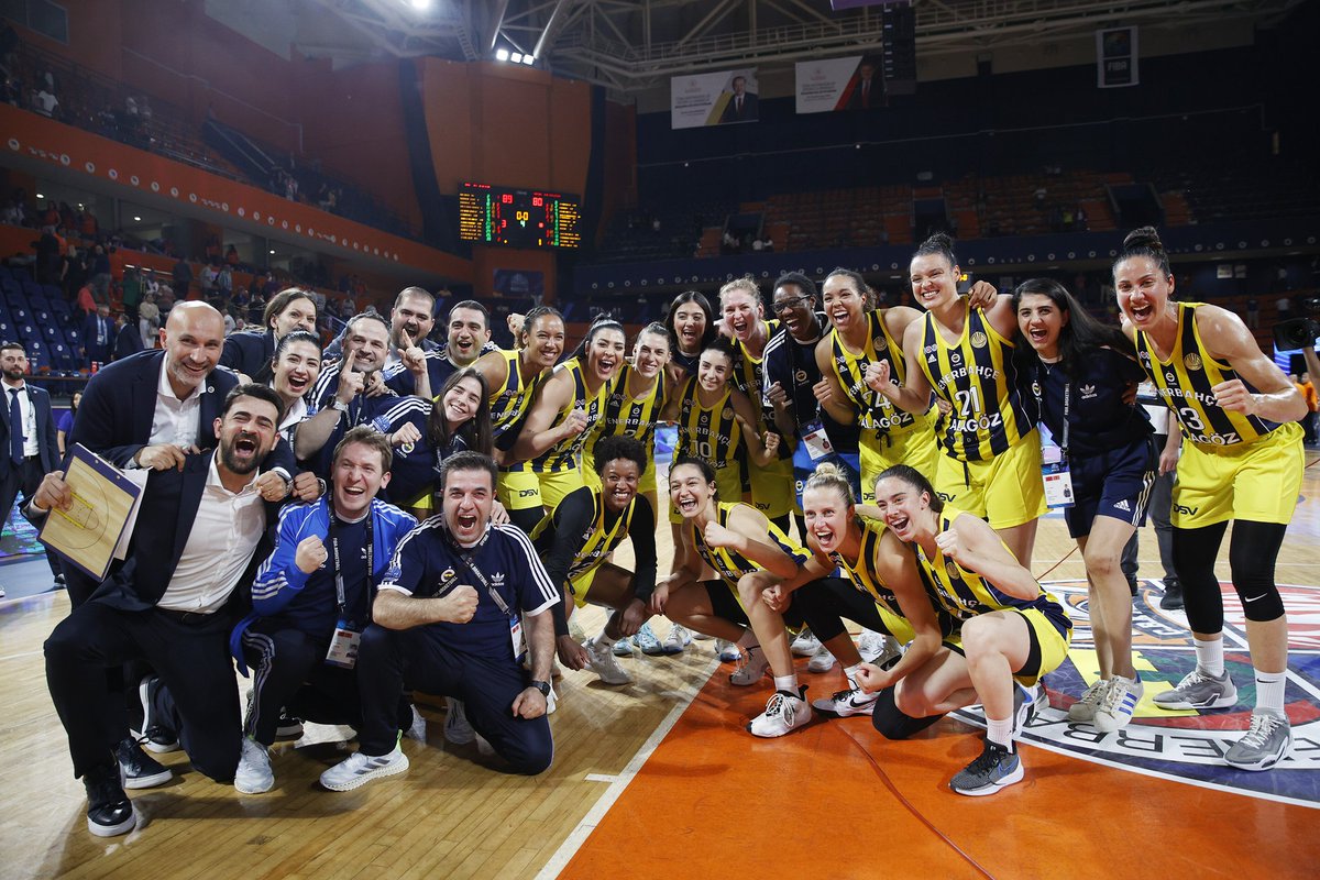 🏆 BACK TO BACK CHAMPION! 🇹🇷 FIBA EuroLeague final maçında Fenerbahçe Alagöz Holding, Villeneuve d'Ascq LM'yi 106-73 yenerek üst üste ikinci kez şampiyon oldu.