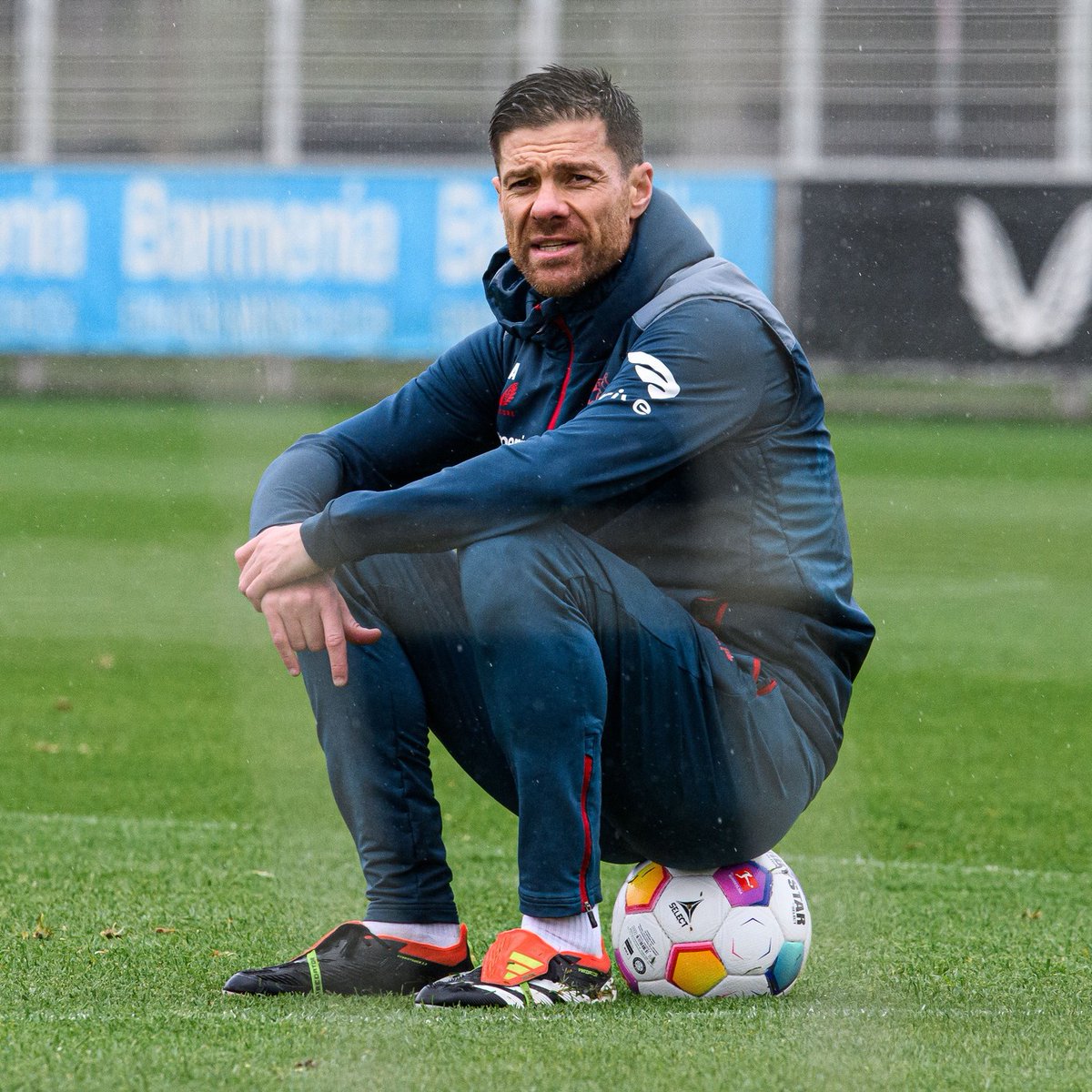 InvictosSomos's tweet image. Sacaste al club de puestos de descenso. Los devolviste a unas semifinales europeas en tu primera temporada. Rompiste el dominio de 11 años del Bayern Munich. Sin perder ningún partido, le diste el primer título de Liga en su historia al Bayer Leverkusen. Igualaste el récord de…