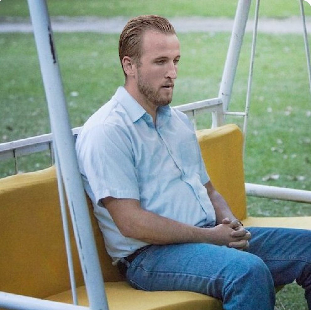 Harry Kane viendo que el Bayern Munich llevaba 2500 años seguidos ganando la bundesliga y este año que él llegó la perdieron.