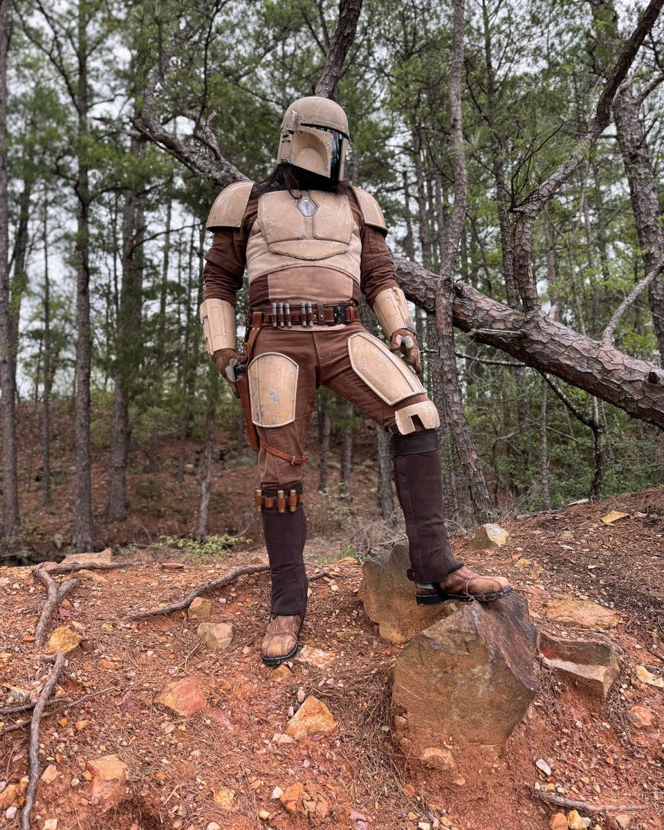 Here we see new tracker Hideon Kask of Bes'uliik Clan observing the terrain from a strategic vantage point before the terra-cryptid hunt begins in earnest.

mandalorianmercs.org/educate/
mandalorianmercs.org/besuliik/
#MMCC #MandoMercs #FamilyIsMoreThanBlood #YouAreNotAlone #thisisourway