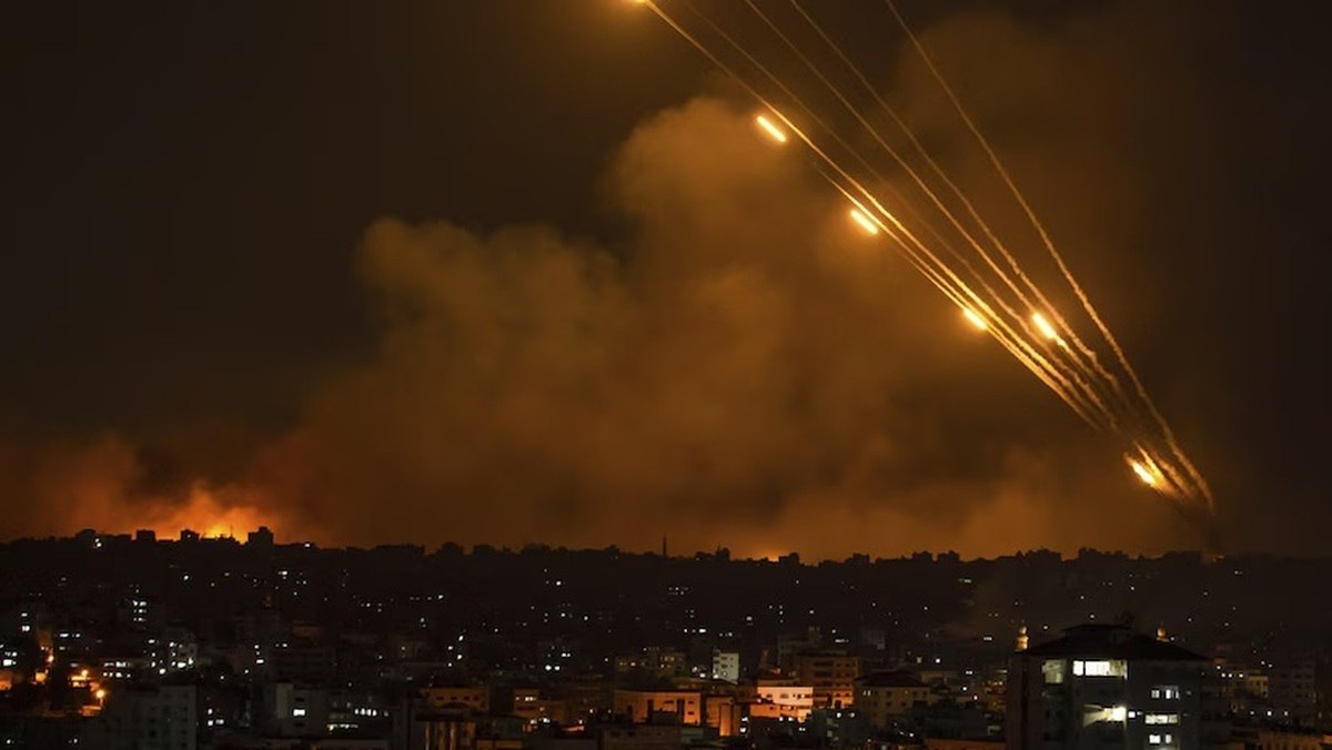 guazucua's tweet photo. #MedioOriente 
Se espera una desescalada en el enfrentamiento #Israel #Iran que se enfrascaran en una #GuerraTibia 
La #Tecnologia es fundamental en estos tiempos modernos del arte de la Guerra 
Misiles que vienen interceptores que van https://t.co/btnxaAjLp6