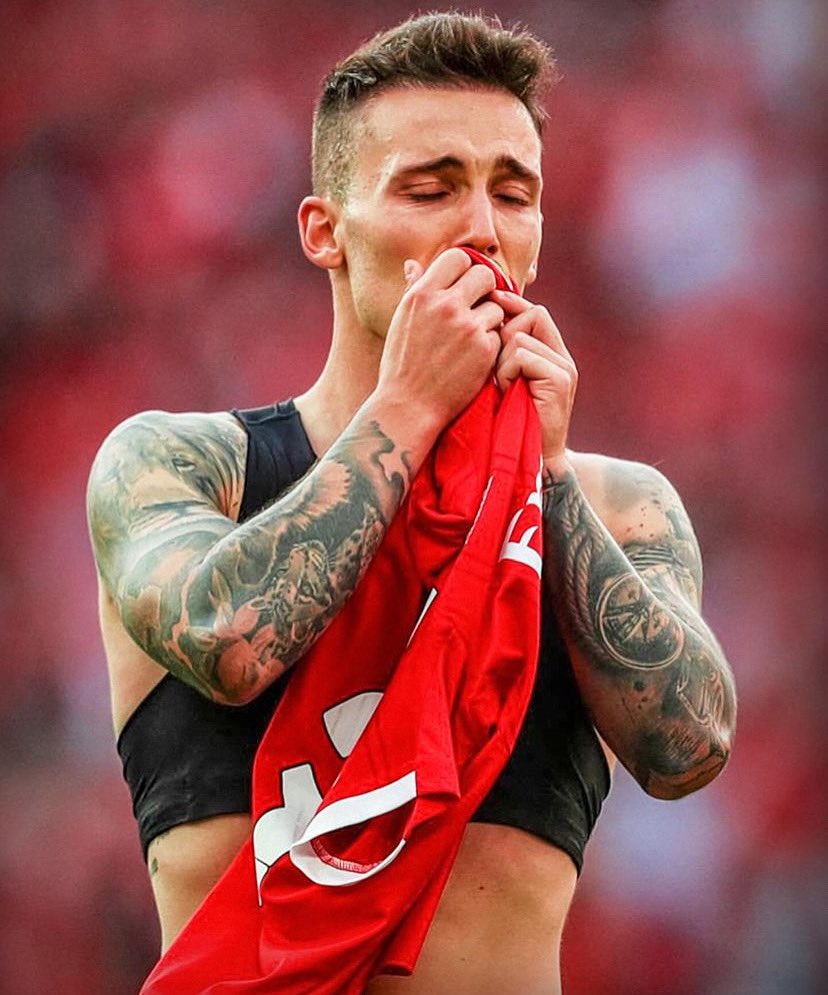 Parabéns Grimaldo pela conquista, a falta que fazes ! ❤️🦅