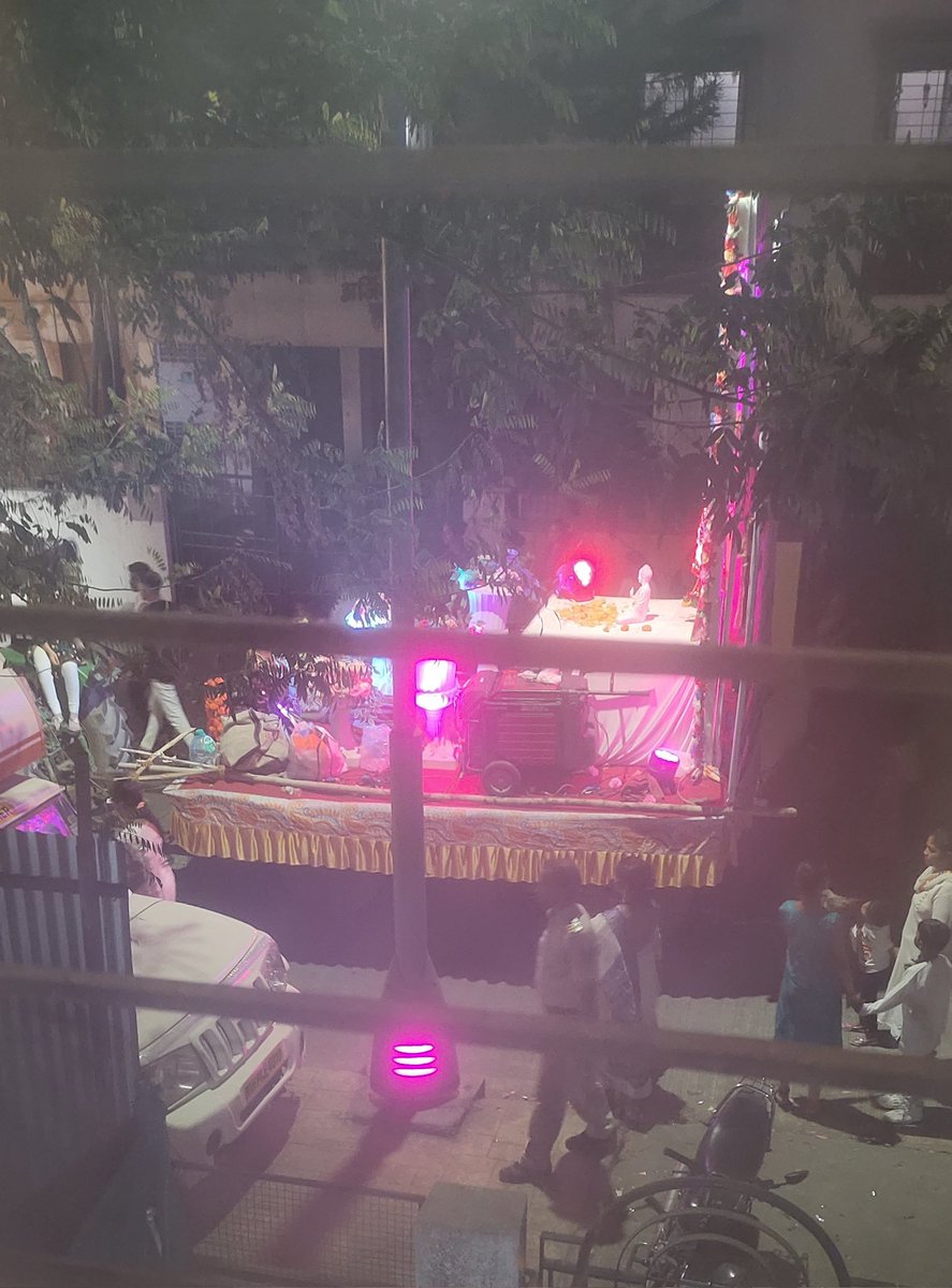 OAJASWINI's tweet photo. @CPPuneCity @PuneCityPolice @DGPMaharashtra @CMOMaharashtra @mohol_murlidhar @BJP4Maharashtra @BJPPune 
Inspite of multiple calls to police control room no action was taken against the extreme loud noise playing cheap vulgar songs under the pretext of celebration.!! https://t.co/NOt9uLwcjH