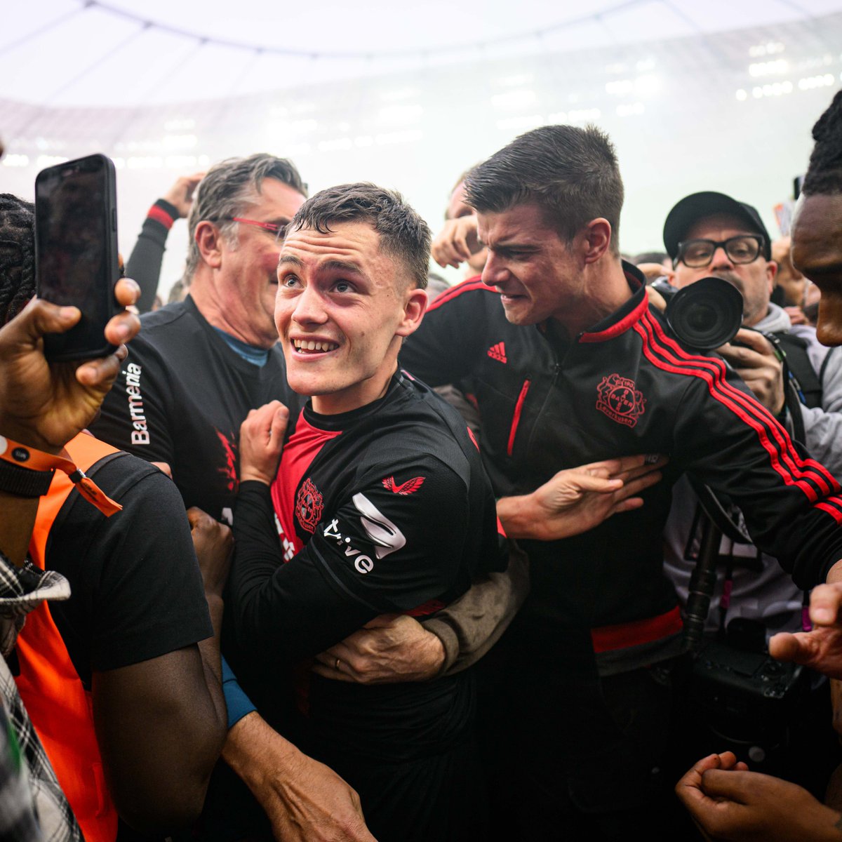 𝗣𝗥𝗔 𝗘𝗡𝗖𝗛𝗘𝗥 𝗔 𝗚𝗔𝗟𝗘𝗥𝗜𝗔!

Em imagens, o emocionante título do Bayer Leverkusen!

IMPOSSÍVEL não se emocionar! Bora pra uma Thread de fotos históricas!

Segue o fio!🧶