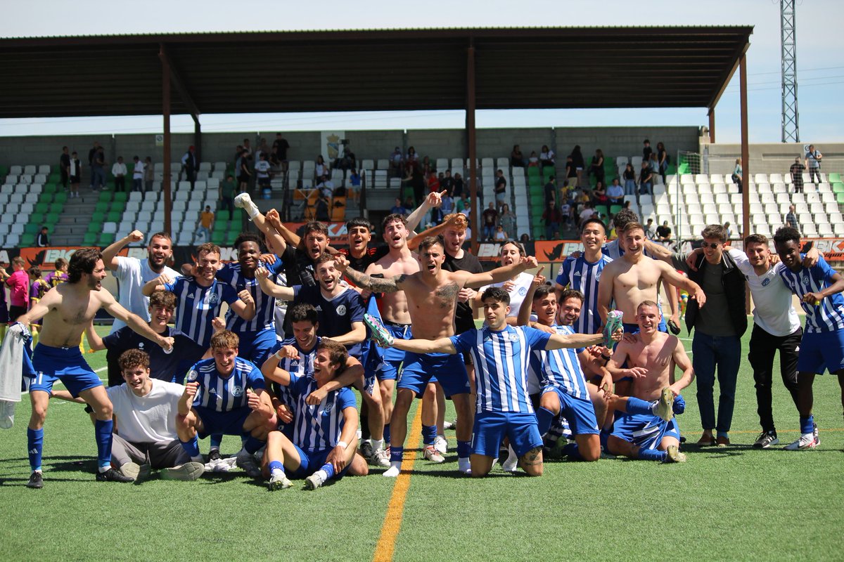 PRIMER EQUIPO 🔵⚪️ FINAL ▶️ ¡SIIIIIIIIIIIIIIII! el EQUIPO vuelve a sumar +3🤩 ¡Qué manera de ganar!🔝💪 😍 CUÁNTO OS LO MERECÍAIS 2️⃣/ @FCVPAR 🔵 1⃣/ @LasRozas_CF 🟡 ⚽ Suárez, Sánchez #TerceraRFEF #FuerzaBlanquiazul 💙🤍