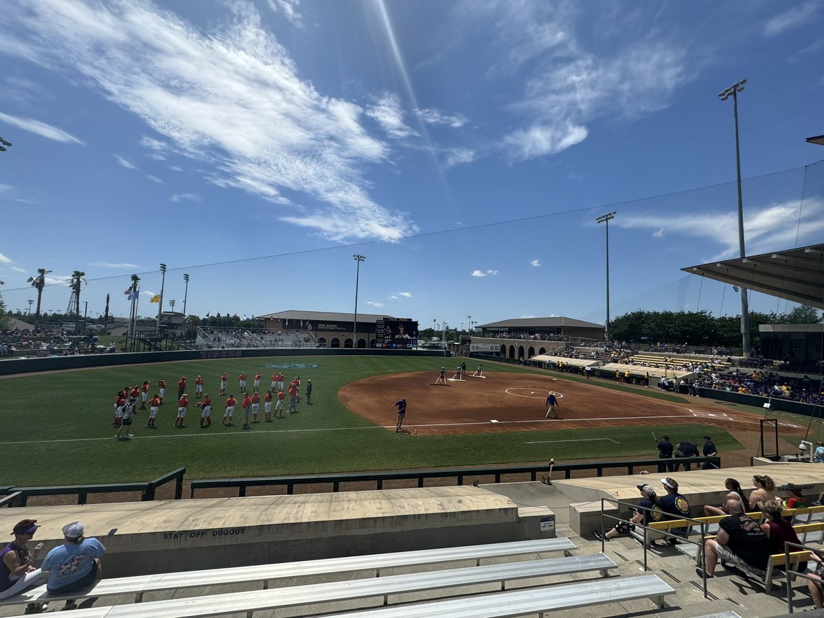 Honestly, a picture perfect day for #LSU softball. Rubber match with Auburn about to get underway.