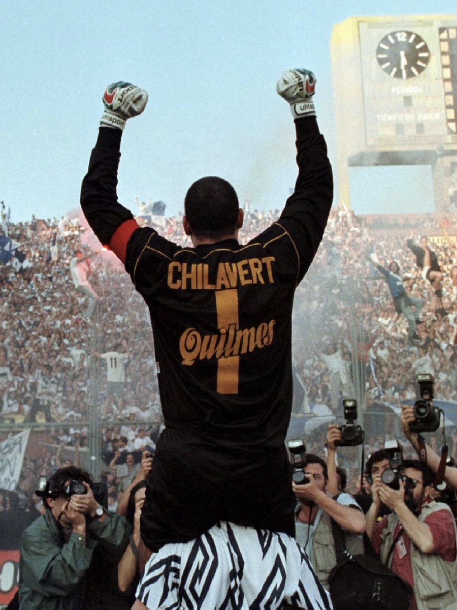 Velez's tweet photo. Feliz día @JoseLChilavert_ y todos los que defendieron con orgullo nuestro arco 💙1️⃣ https://t.co/QxW1rkAohR