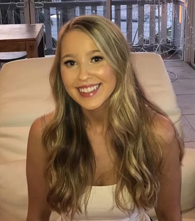 GossipRoomOff's tweet photo. 🚨 Cette jeune femme de 25 ans s'apprêtait à se marier. Il y a quelques jours à peine, elle est allée acheter sa robe de mariée et prévoyait d'épouser son amoureux du lycée cet été.

Samedi vers 15h30, heure de Sydney, elle est sortie faire du shopping, ne sachant pas que son mariage n'aurait jamais lieu car sa vie était sur le point d'être écourtée.

Quelques instants plus tard, elle a été poignardée à mort par un homme au couteau. Son fiancé policier a été appelé sur les lieux puis retiré directement quand les autorités ont su que sa compagne faisait partie des victimes. 

Dawn Singleton faisait partie des 6 personnes tuées samedi par Joel Cauchi au centre commercial de Sydney. 💔 (via Daily Mail)

Condoléances et pensées au fiancé et à la famille de Dawn. Qu’elle et les cinq autres victimes reposent en paix. 🕊️
