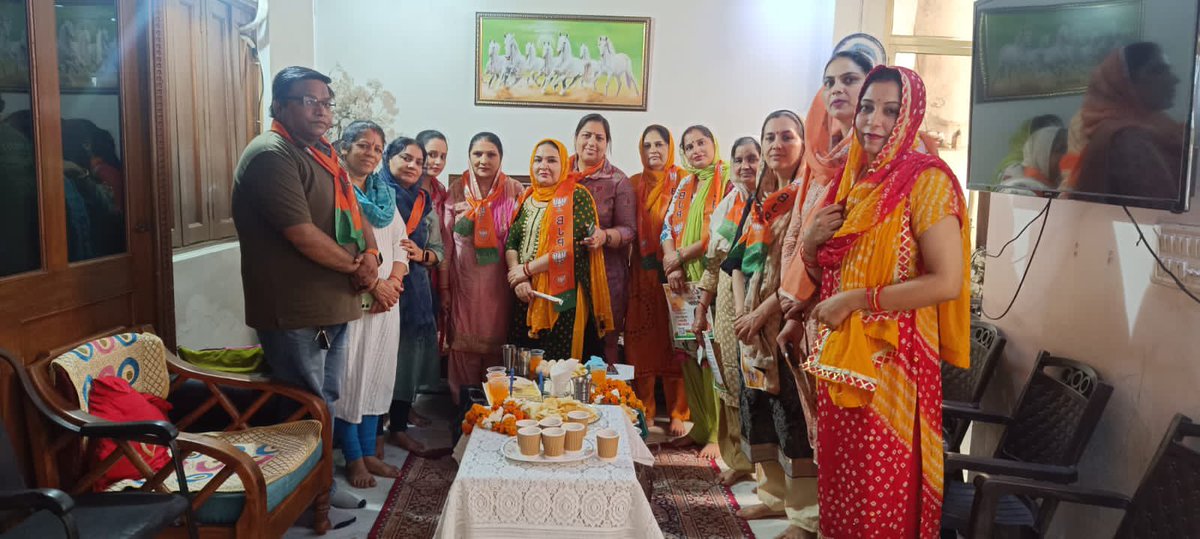 RanapinkeshRana's tweet photo. आज चिराग़ दिल्ली ओर कोटला मुबारक पुर मंडल में ड्राईंग रूम बैठक एवं कीर्तन में माता रानी का आशीर्वाद प्राप्त हुआ!
@BJP4Delhi @BJPMahilaMorcha @BJP4Delhl @richapandey @Virend_Sachdeva @PavanRanaRSS @VanathiBJP @rajnathsingh #Abki_baar_400_paar #AbkiBaar400Baar @narendramodi #Modi24 https://t.co/mJFSPhc7n2