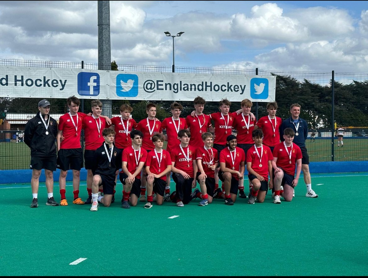 The @CoYHCJunior u16 Boys topped their group to reach the @EnglandHockey Supra League National final. A very tight final v @SurbitonHC saw Surbiton equalise with 5 minutes to go. Surbiton edged the shoot out 4-3. Silver medal and huge congratulations to @CoYHCJunior 👏👏👏👏👏