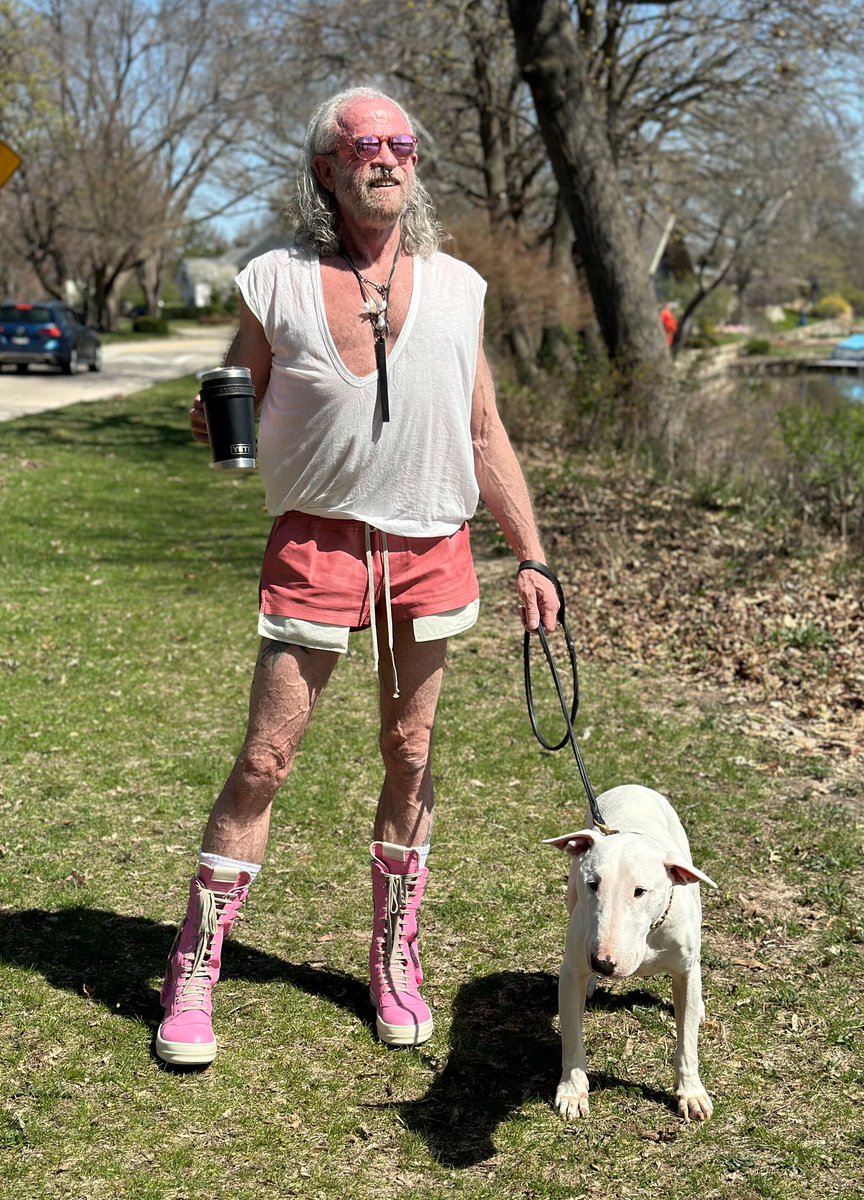 ml_hades's tweet photo. It’s so warm I expected boats on the river. #RickOwens Tecuatl Spring 2020 Dylan t #RickOwens Fogachine Spring 2022 dirty pink leather shorts #RickOwens Phlegethon Spring 2021 high top cargo sneakers #ElsaPeretti, #WerkstattMunchen, #RickOwensxPartsof4 necklaces #Chimi sunglasses https://t.co/Pux7u487V3