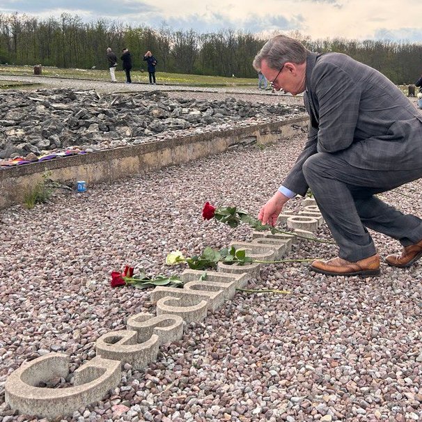 „Die Menschheitsverbrechen, die von den Nationalsozialisten in #Buchenwald und seinen Außenlagern verübt wurden, sind so vielfältig wie grausam.' Unser Ministerpräsident @bodoramelow heute beim Gedenken zum 79. Jahrestag der Befreiung von #Buchenwald. #Thüringen #Antifaschismus