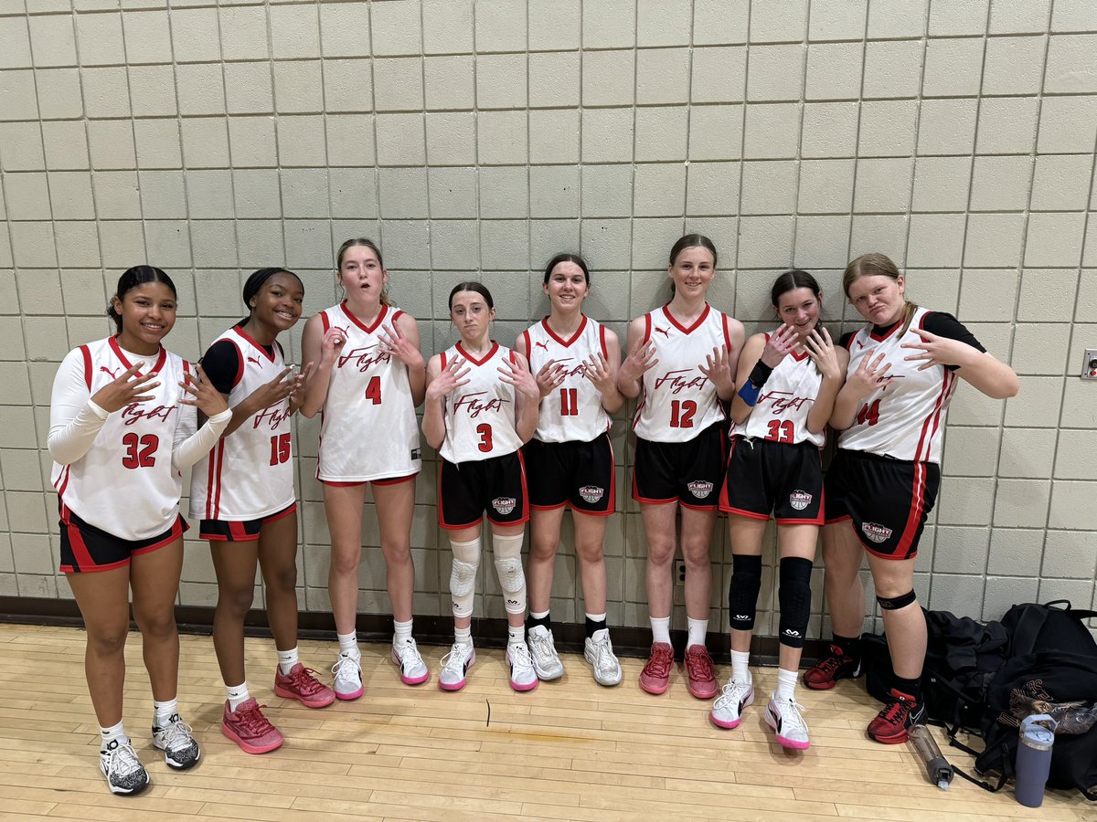 Flightaaogbb28's tweet photo. Great weekend @Borderwar1 with these girls!!

4-0! ✈️✈️✈️✈️

@FlightAAOGBB https://t.co/oPW1mBvHVl