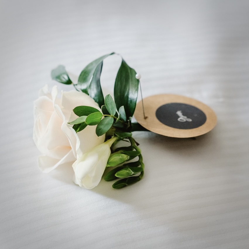 The delicacy of the buttonhole for the Groom 🤵
#WeddingCeremony #CeremonyFlowers #WeddingFlowers #WeddingFlorist #Hertfordshire #HemelHempstead #MaplesFlowers