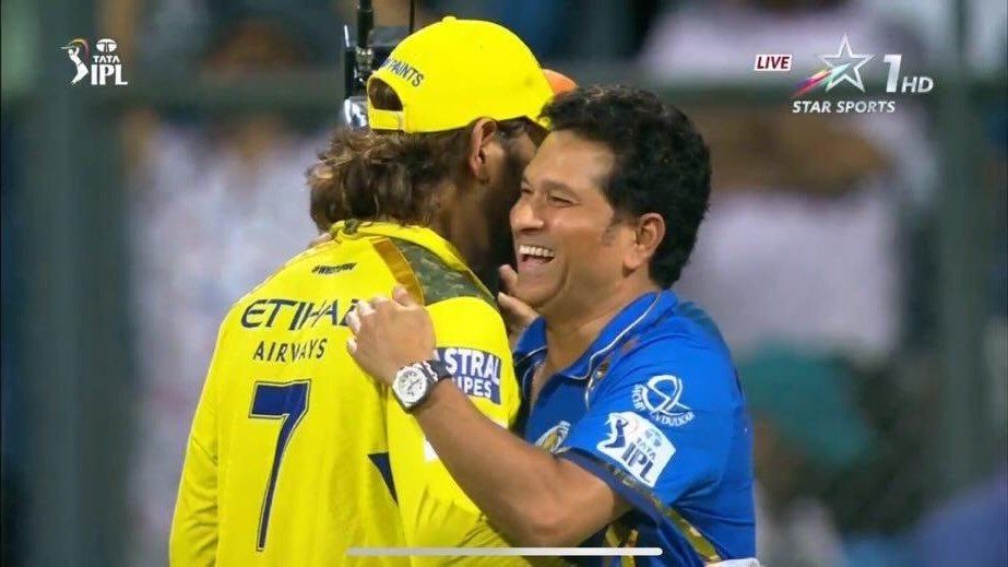 Sachin Tendulkar hugging MS Dhoni. - What a frame. ⭐