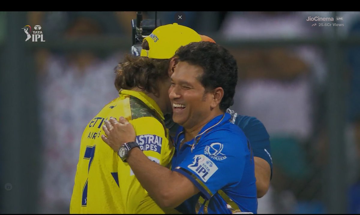 Dhoni hugging Sachin. ❤️ - What a beautiful frame from Wankhede.