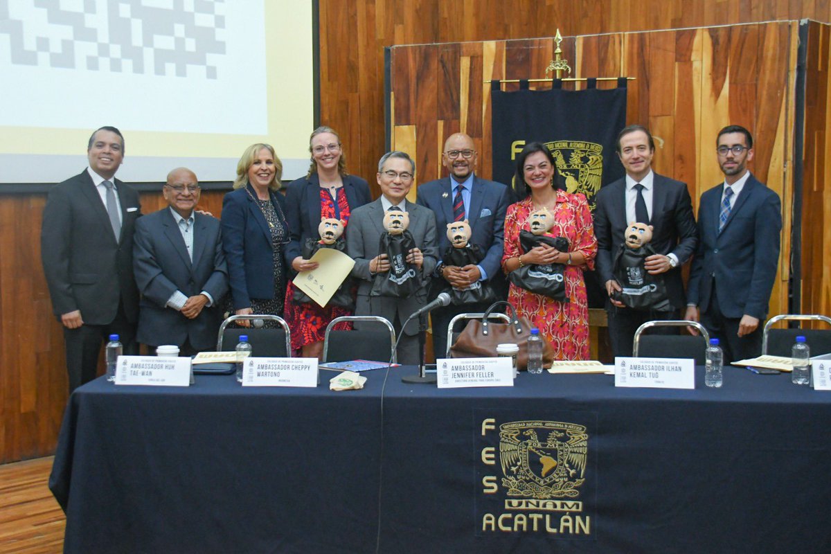 feller_jennifer's tweet photo. Tuve el honor de presentar #MIKTA y las prioridades de 🇲🇽 en la inauguración del Coloquio de Primavera de la @FES_ACATLAN. 
Junto a los embajadores de 🇮🇩🇹🇷🇰🇷🇦🇺, seguiremos fomentando el diálogo con las nuevas generaciones de apasionados por las relaciones internacionales!! GOYA! https://t.co/XdkPcnUGXM