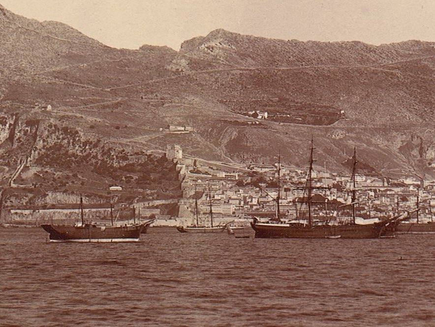 Que pasa! Check out this fantastic late 19th century photo of Gibraltar 📸 I love the detail of the ships in the harbour! ⚓️ 

📷 Metropolitan Museum of Art, New York, Accession Number 1983.1191.33

#llanitohistorydoc #gibraltar #history #heritage #llanito