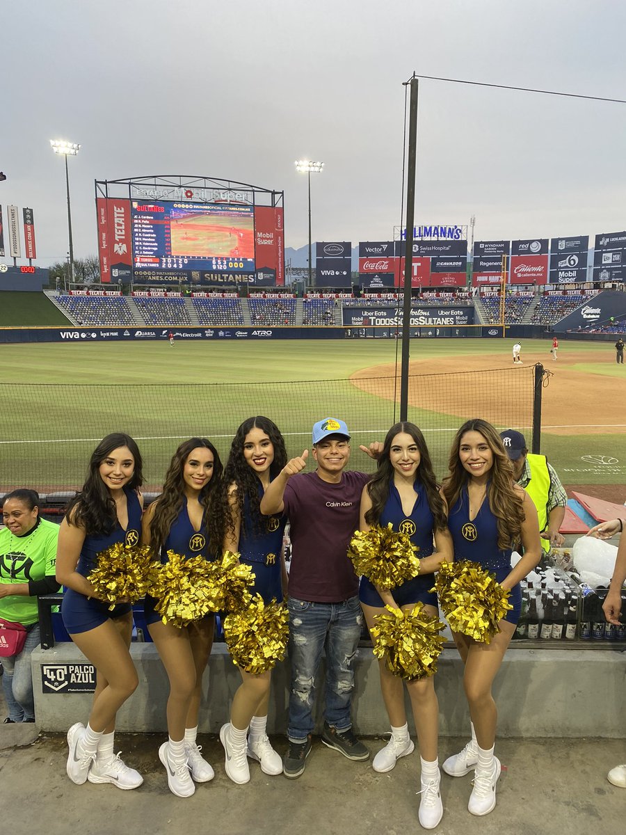 Con mi novia / con las porristas de sultanes