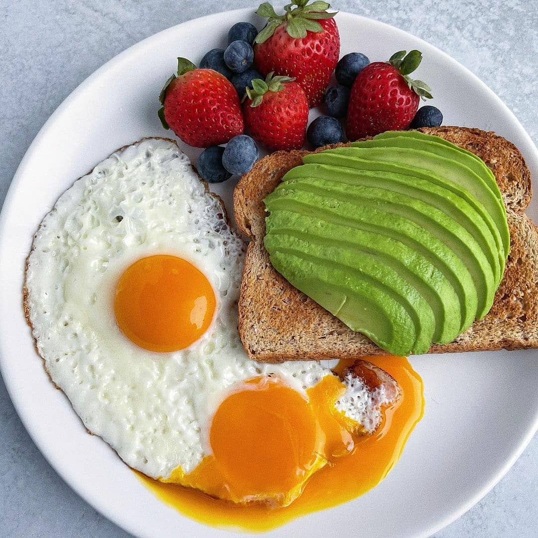 No mistakes, just happy accidents. 🎨 Egg yolk burst as I was transferring from skillet to plate but then it was even better for dipping this toast into! eggs cooked in avocado oil + avocado toast + berries By: kp_ingitsimple #lowcarb #ketosnacks #ketomeals #ketobreakfast